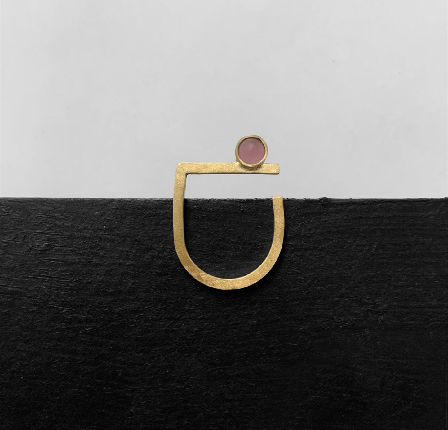 Elegant gold ring with a frosted berry glass cabochon, perfect for modern jewelry enthusiasts.