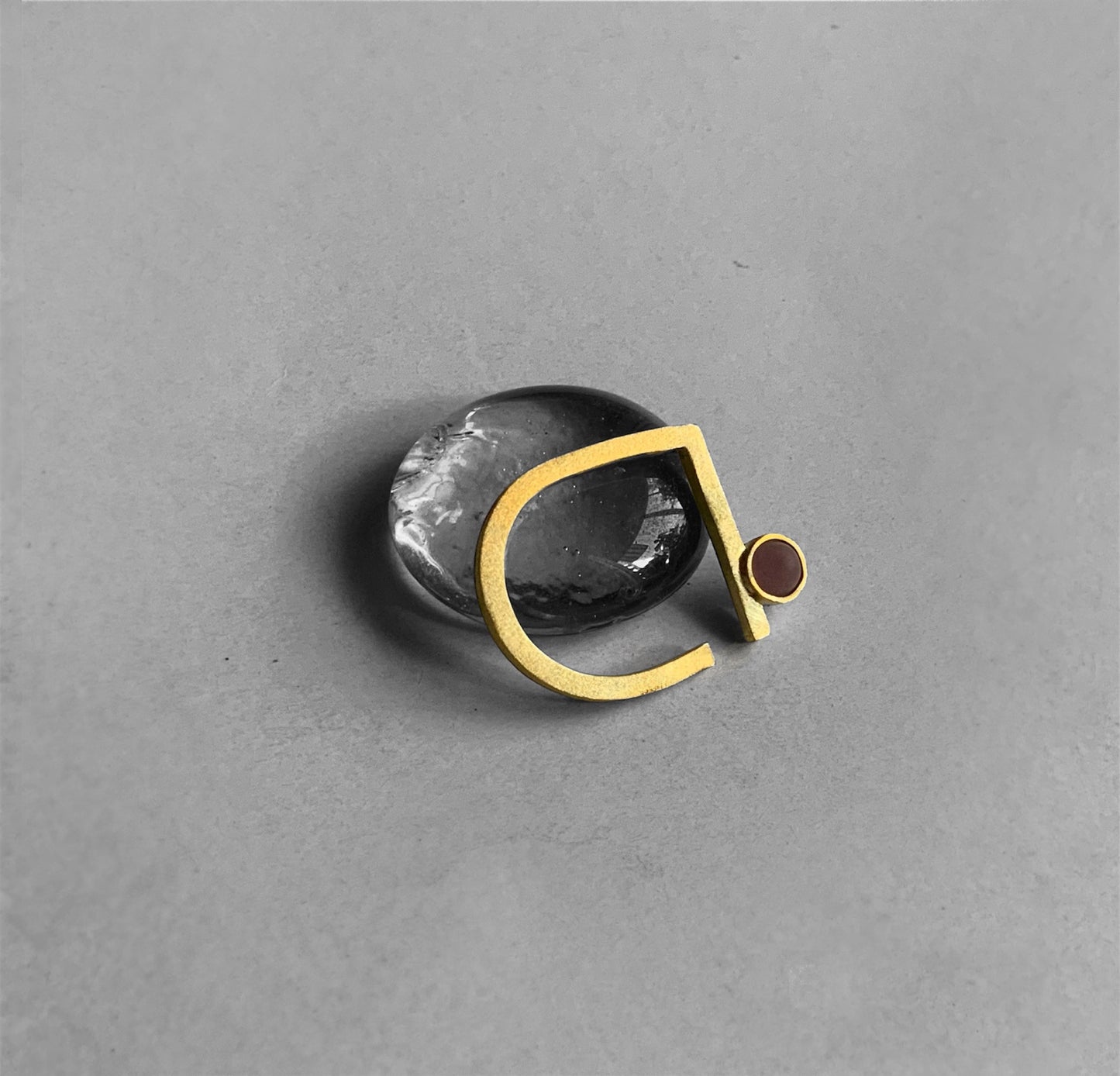Minimalist gold ring featuring a frosted berry glass accent, perfect for contemporary jewelry lovers.